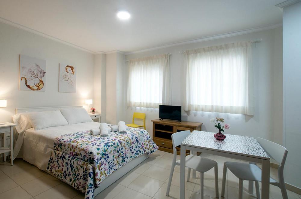 Apartamentos Amat - Only Adult - Playa El Bajondillo Torremolinos Exterior photo