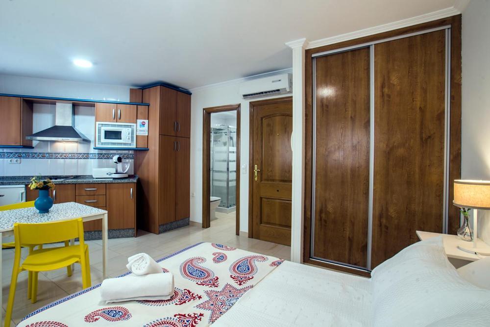 Apartamentos Amat - Only Adult - Playa El Bajondillo Torremolinos Exterior photo